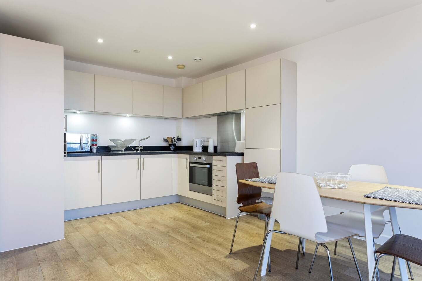 Stunning 1BD Apt with Balcony, Zone 2 near Canary Wharf