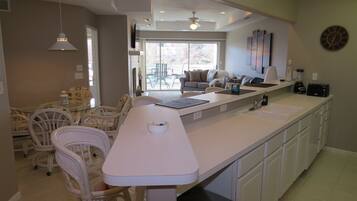 Nhà | Bếp riêng | Tủ lạnh, lò vi sóng, máy rửa bát, dụng cụ pha cà phê/trà