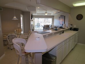 Talo | Yksityinen keittiö | Jääkaappi, mikroaaltouuni, astianpesukone, kahvin-/teenkeitin