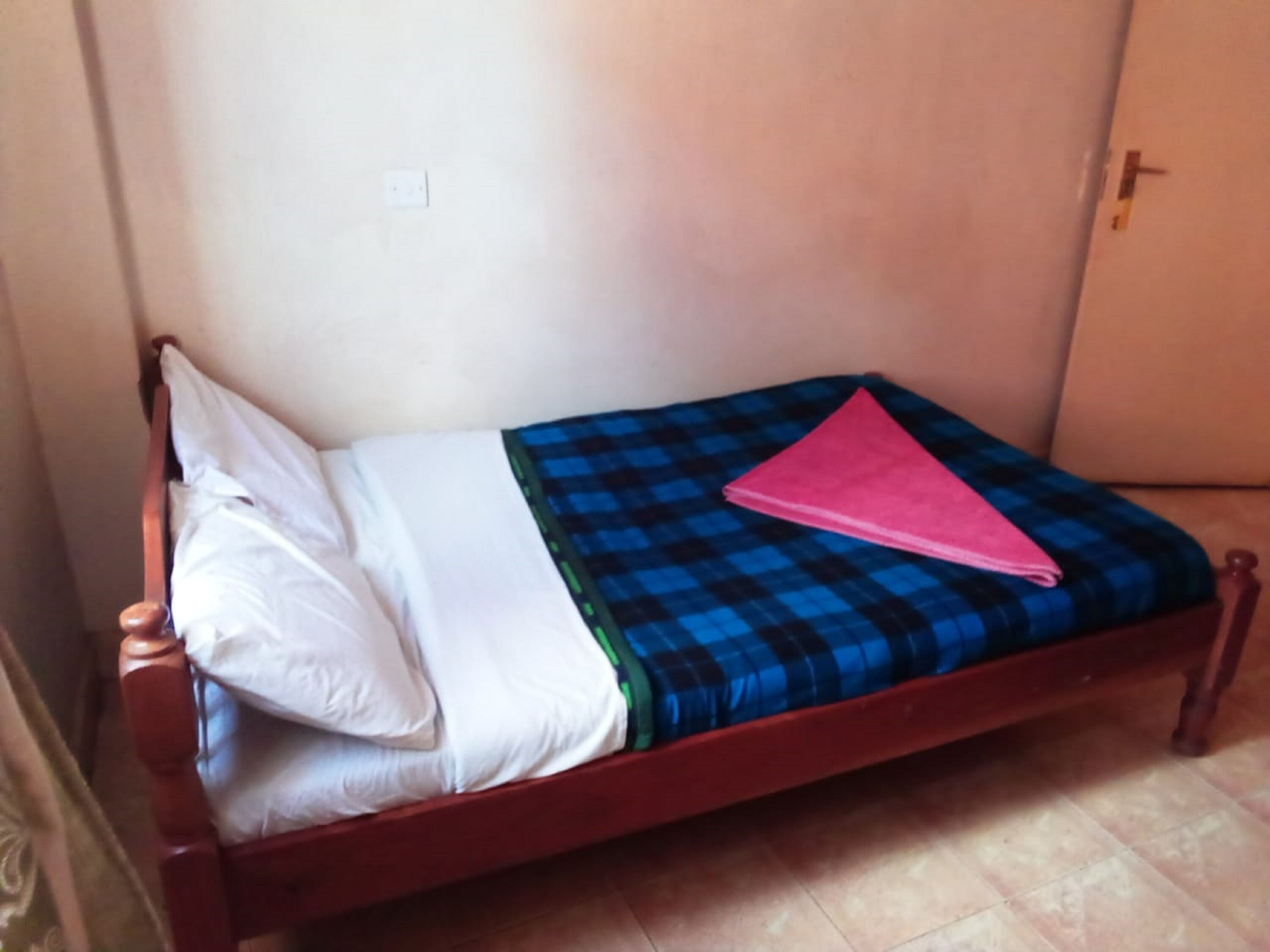 Meja kerja, setrika/meja setrika, Wi-Fi gratis, dan seprai linen