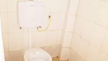 Standard Room | Bathroom | Shower, free toiletries, towels, soap
