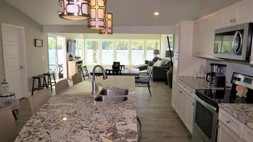 Rumah | Dapur pribadi | Lemari es, microwave, mesin pencuci piring, dan mesin pembuat kopi/teh