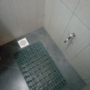 Ducha, cabezal de ducha tipo lluvia, pantuflas, toallas