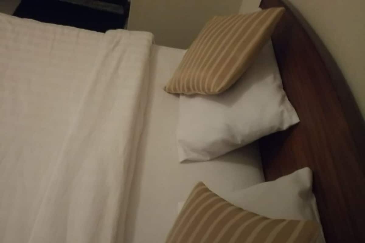 Escritorio, wifi gratis y ropa de cama