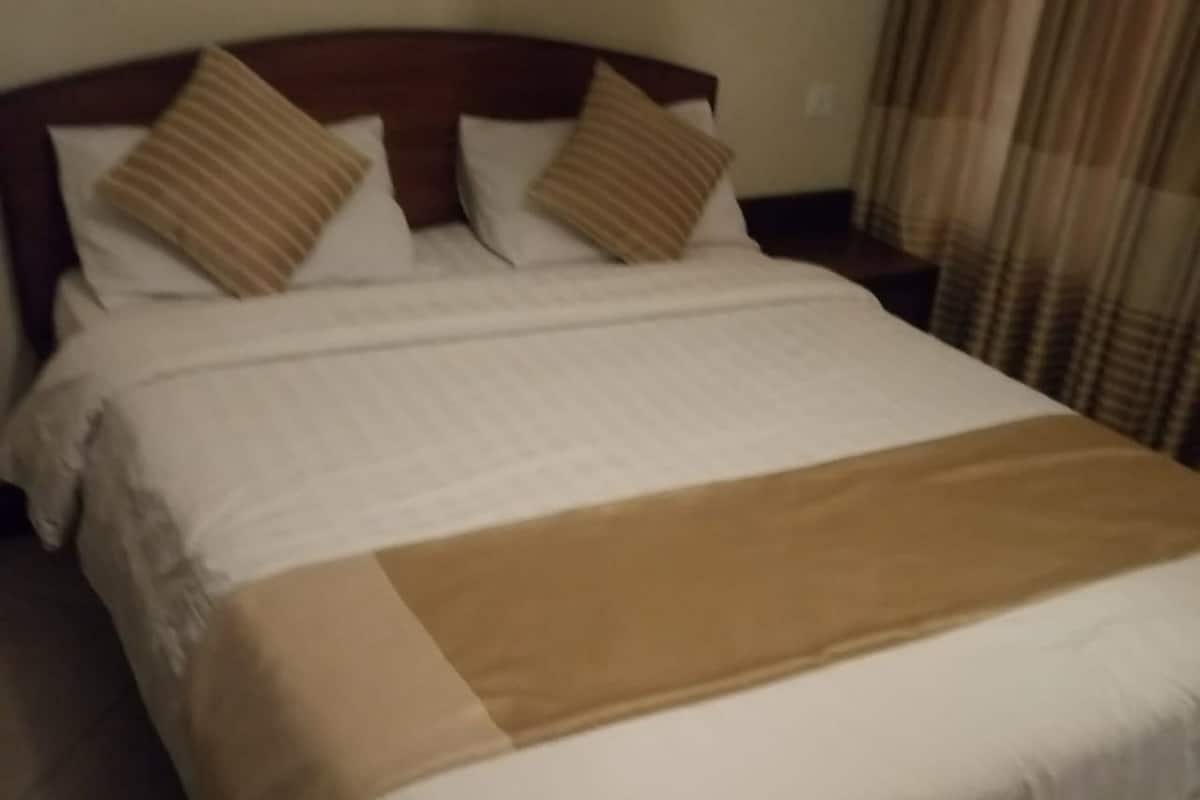 Escritorio, wifi gratis y ropa de cama