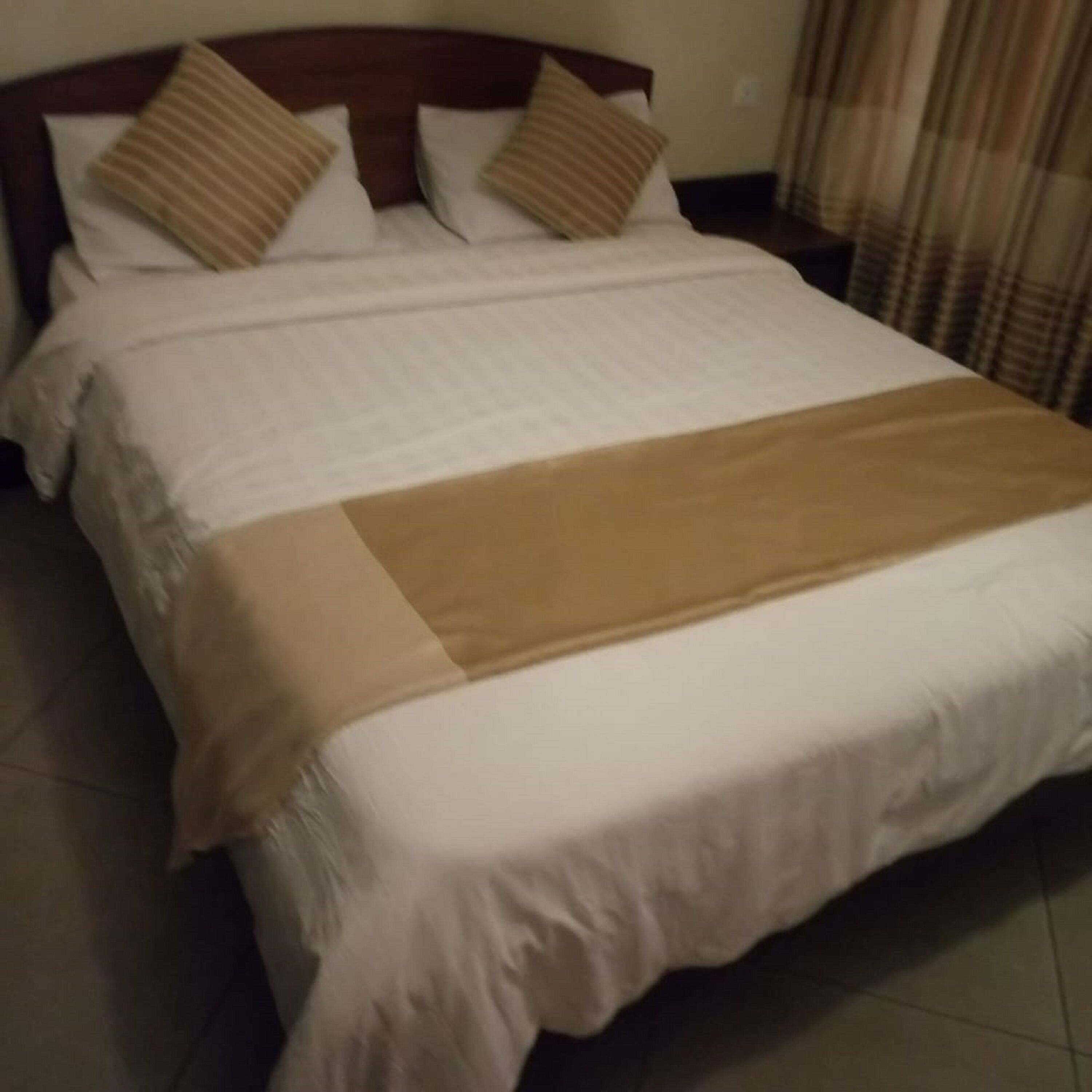 Escritorio, wifi gratis y ropa de cama 