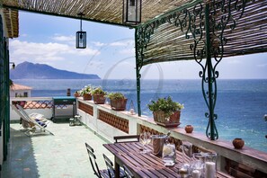 تناول الطعام بالخارج