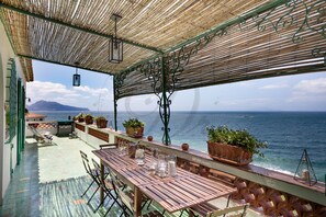 تناول الطعام بالخارج