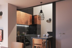 Refrigerador, microondas, cafetera y tetera y utensilios de cocina 