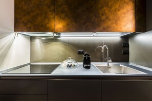 Réfrigérateur, micro-ondes, cafetière/bouilloire