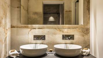 Vasca idromassaggio, asciugacapelli, bidet