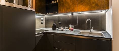 Refrigerador, microondas, cafetera y tetera y utensilios de cocina
