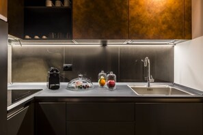 Kühlschrank, Mikrowelle, Wasserkocher mit Kaffee-/Teezubehör