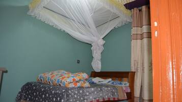 Schreibtisch, Bügeleisen/Bügelbrett, kostenloses WLAN, Bettwäsche