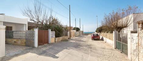 المنطقة المحيطة بالمنشأة