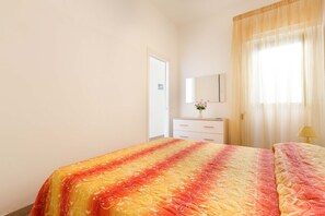 2 bedrooms, iron/ironing board, Internet