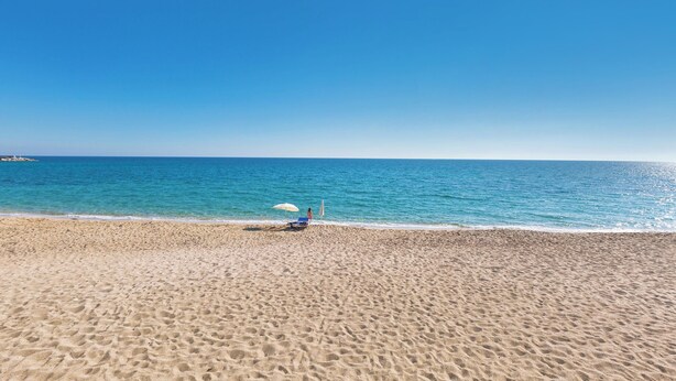 A beach with a clear sky and calm sea. - La Perla Bianca Luxury Spa by Perle di Puglia (Oria)