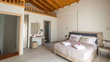 2 chambres, coffres-forts dans les chambres, lit parapluie