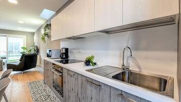 Ketuhar gelombang mikro, mesin basuh pinggan mangkuk