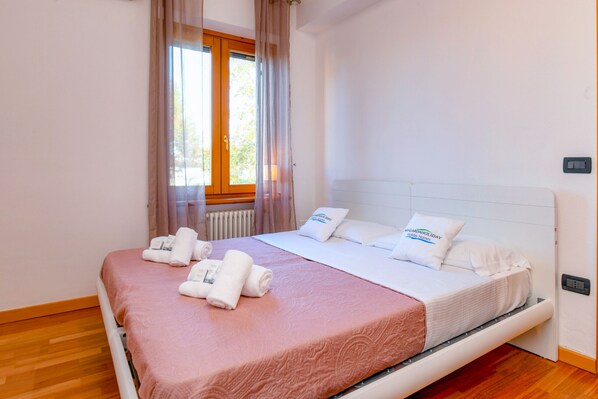 3 Schlafzimmer, Babybetten