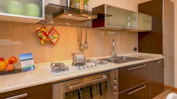 Microwave, dishwasher, coffee/tea maker, cookware/dishes/utensils