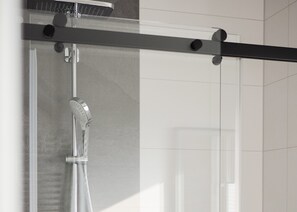 Bathtub, hair dryer, towels - Modern vacation apartment with lake view and terrace (Großräschen)