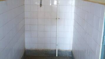 Single Room | Bathroom | Shower, rainfall showerhead, free toiletries, towels