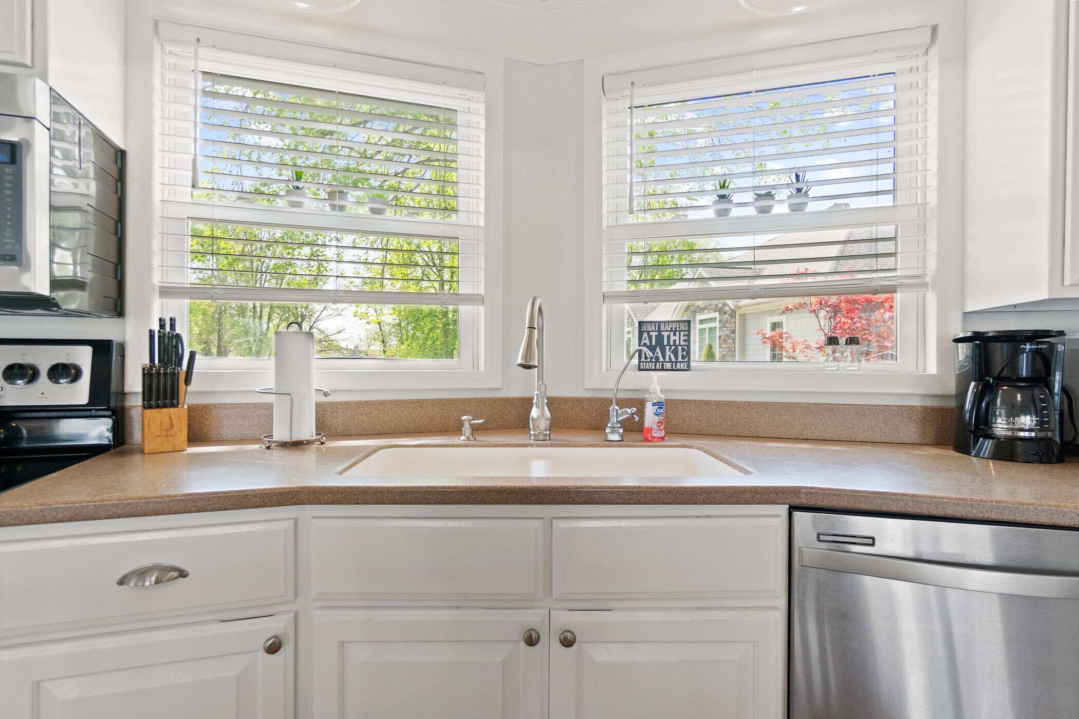 "Endless Summer” cozy, contemporary home on Dallas Lake, Wolcottville 