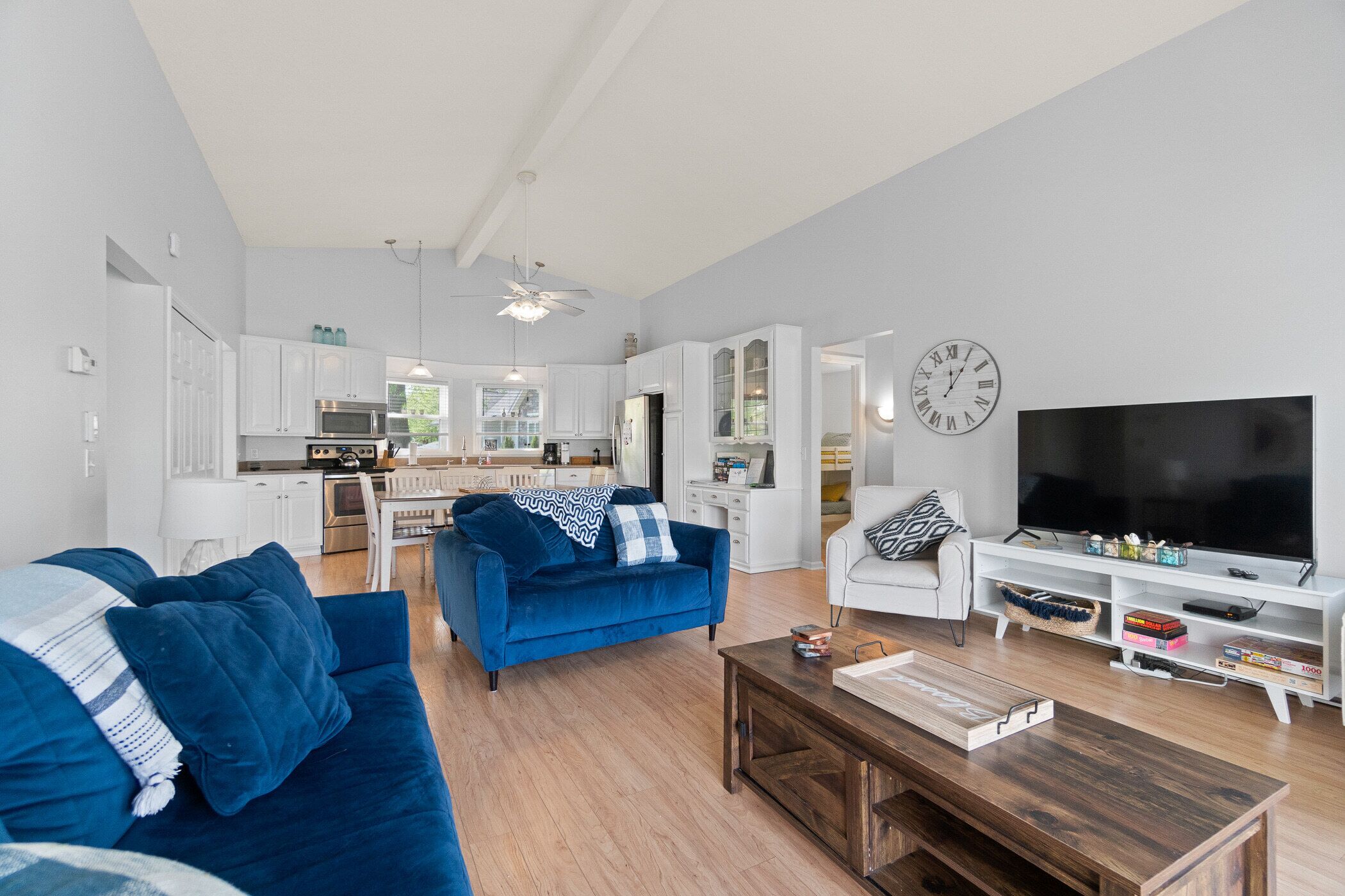 "Endless Summer” cozy, contemporary home on Dallas Lake, Wolcottville 