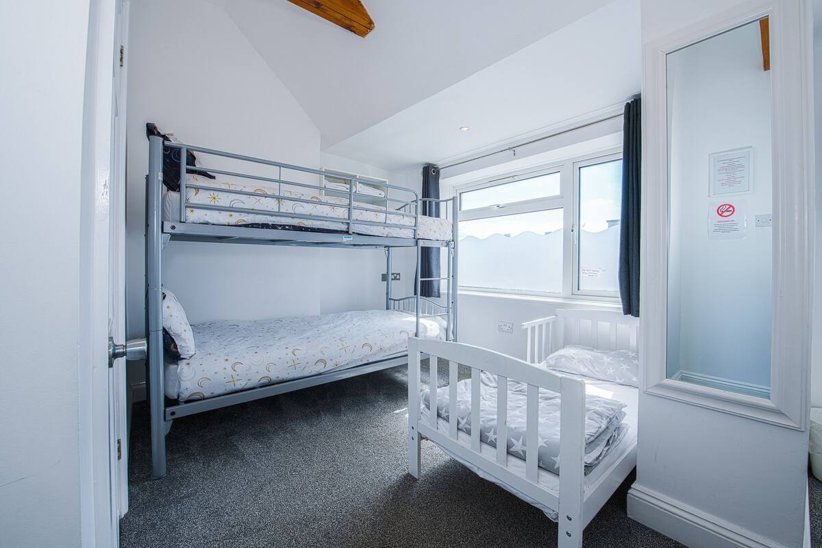 Tabla de planchar con plancha, wifi gratis y ropa de cama