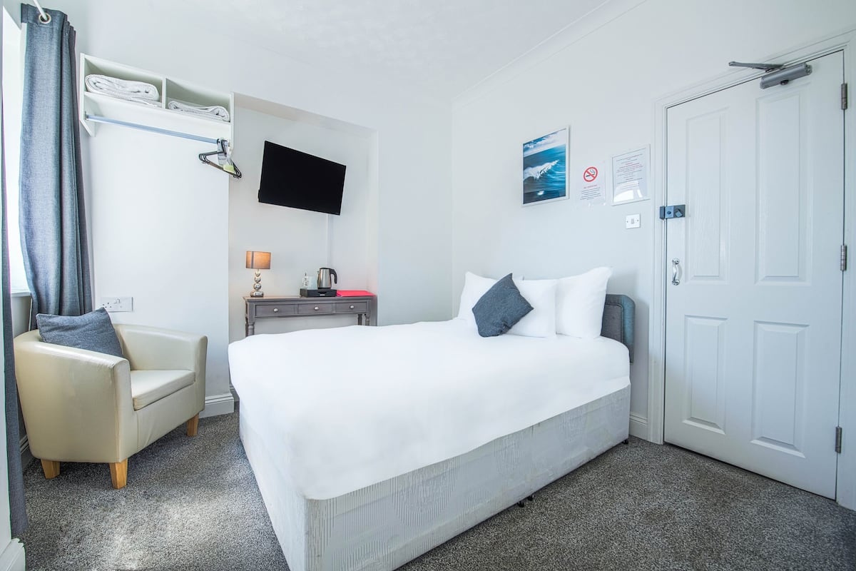 Tabla de planchar con plancha, wifi gratis y ropa de cama