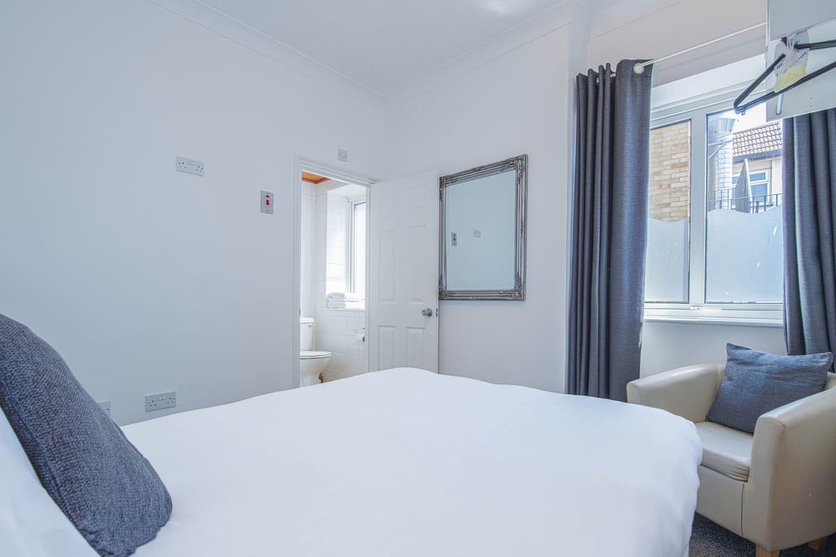 Habitación estándar con 2 camas individuales | Tabla de planchar con plancha, wifi gratis y ropa de cama