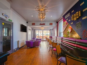 Bar (on property) - OYO Pier Hotel (Clacton-on-Sea)