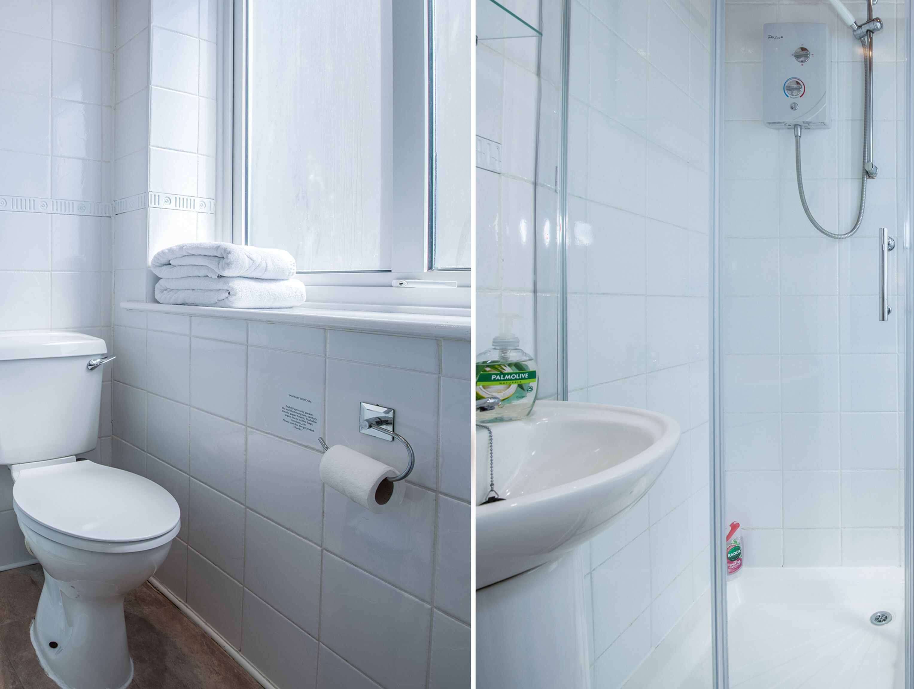 Un baño con inodoro, lavabo y ducha.