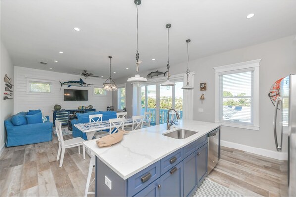 Fridge, microwave, stovetop, dishwasher - Fishful Thinking (Holmes Beach)