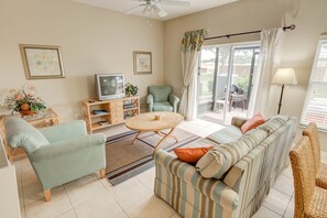 House, Multiple Beds, Hot Tub | Living room