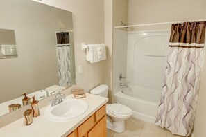 House, Multiple Beds, Hot Tub | Bathroom