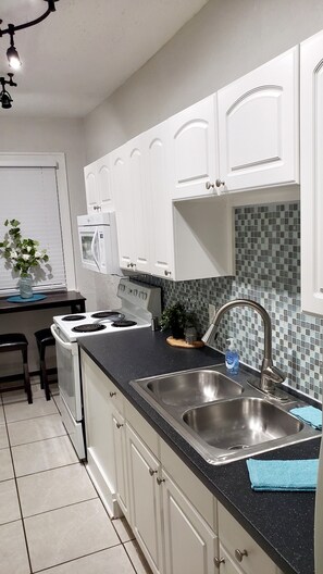 Exclusive Apartment | Private kitchen | Full-size fridge, microwave, oven, toaster - Casablanca of Hyde Park (Tampa)