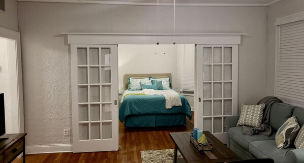 Exclusive Apartment | Living area | 40-inch Smart TV with cable channels, TV - Casablanca of Hyde Park (Tampa)