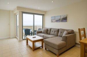 家庭公寓 | 起居区 | 平板电视、DVD 播放器、乒乓球