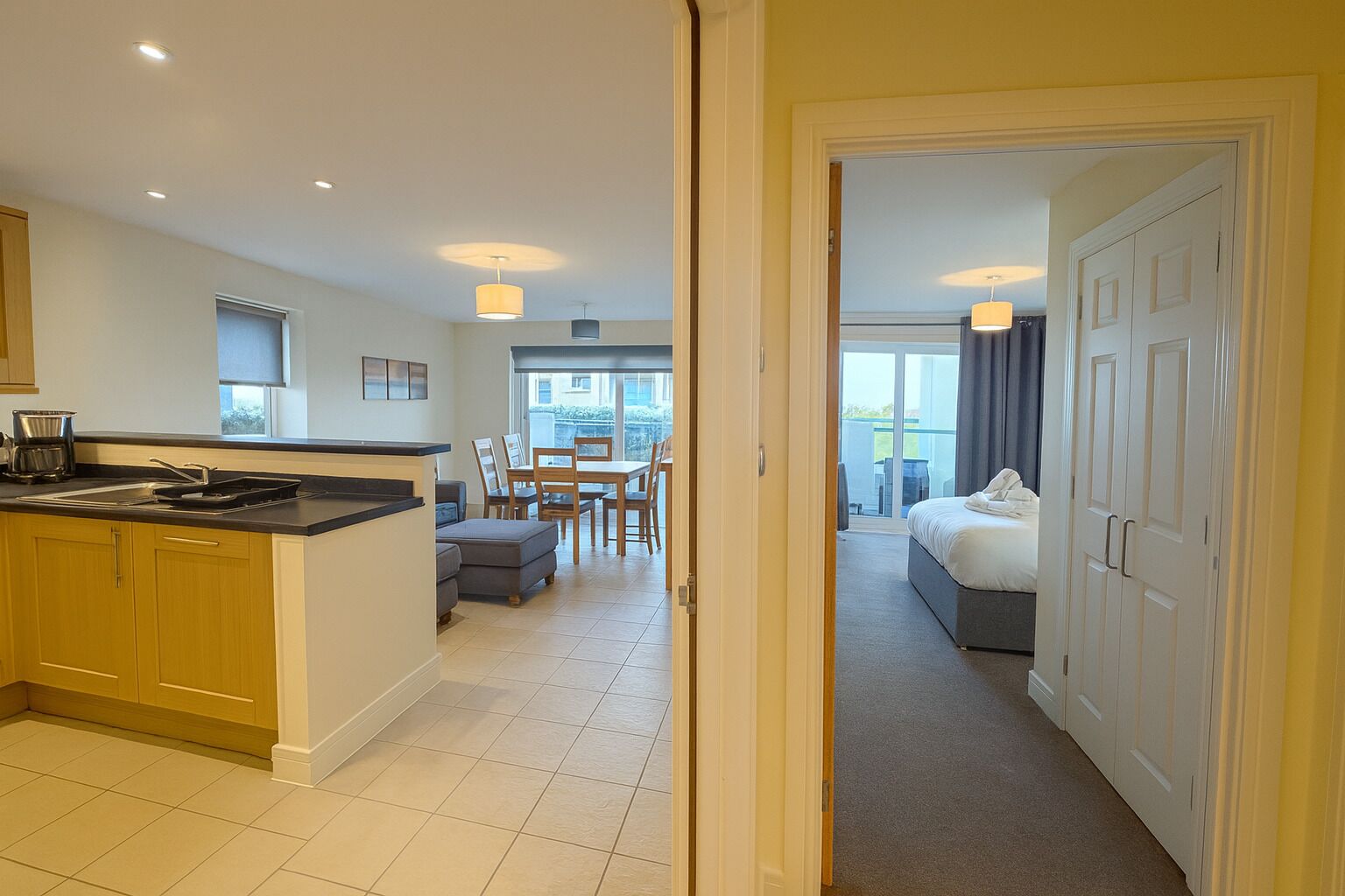 Fladskærms-tv, dvd-afspiller, bordtennisbord