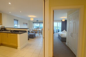 Taulutelevisio, DVD-soitin, pöytätennispöytä