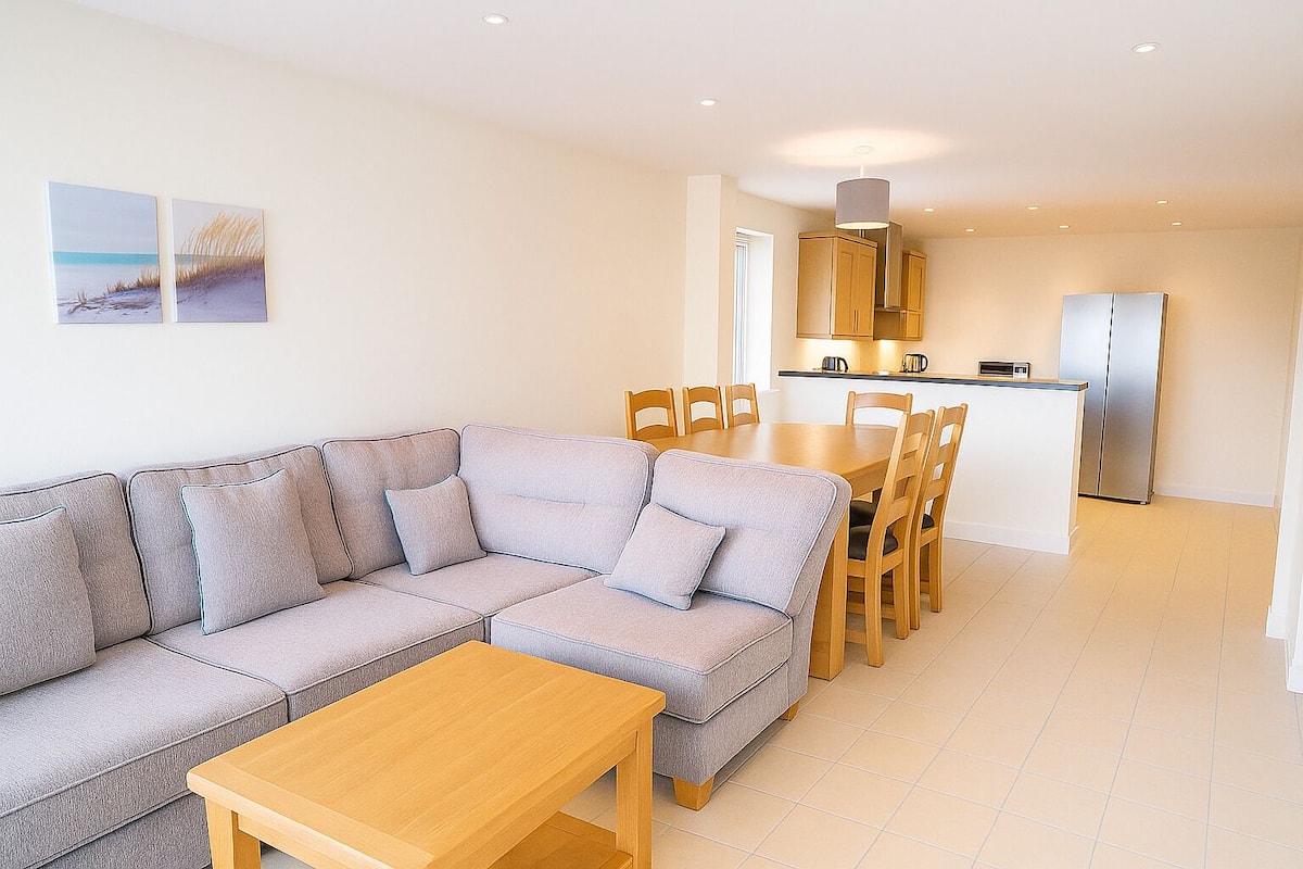 Family Apartment | Living area | Flat-screen TV, DVD player, table tennis