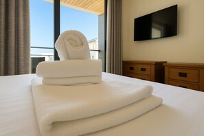 Laptop workspace, iron/ironing board, bed sheets - Westbeach Holiday Apartments (Bideford)