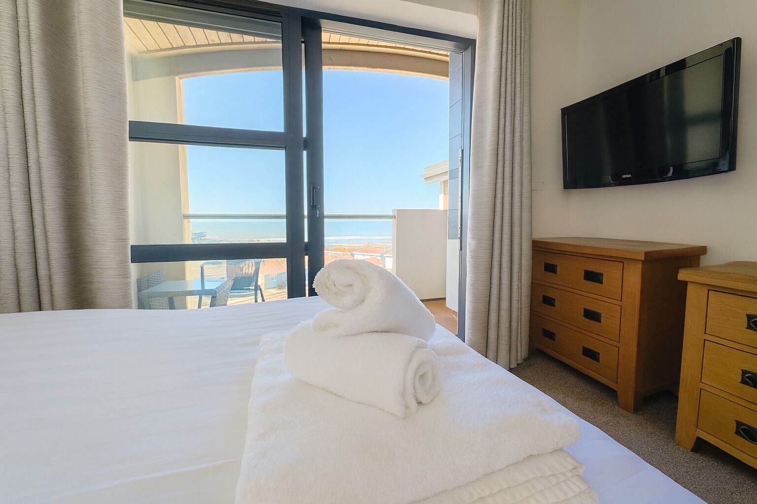 Departamento Elite | Espacio para trabajar con laptop y tabla de planchar con plancha 