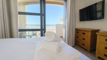 Espacio para trabajar con laptop y tabla de planchar con plancha