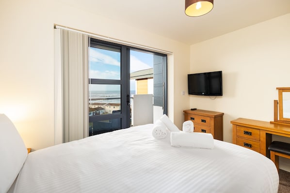 Sea View Apartment | Laptop workspace, iron/ironing board, bed sheets
