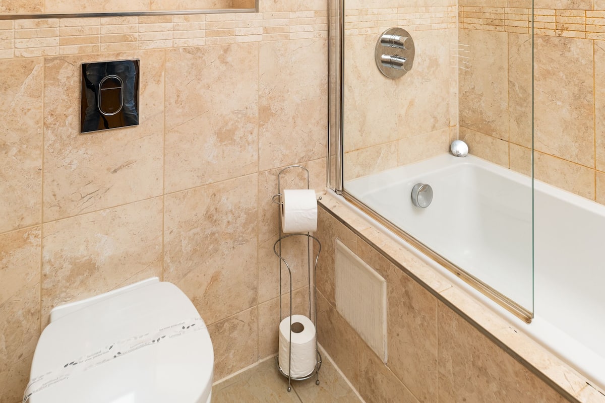 Duschwanne, Regendusche, Haartrockner, Handtücher