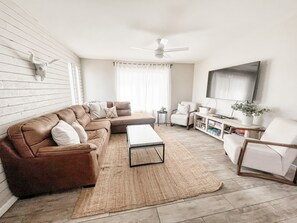 Smart-TV, Videospiele, DVD-Player, Tischtennisplatte