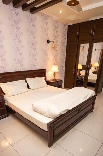 Entire Luxury Apartment near MM Alam road